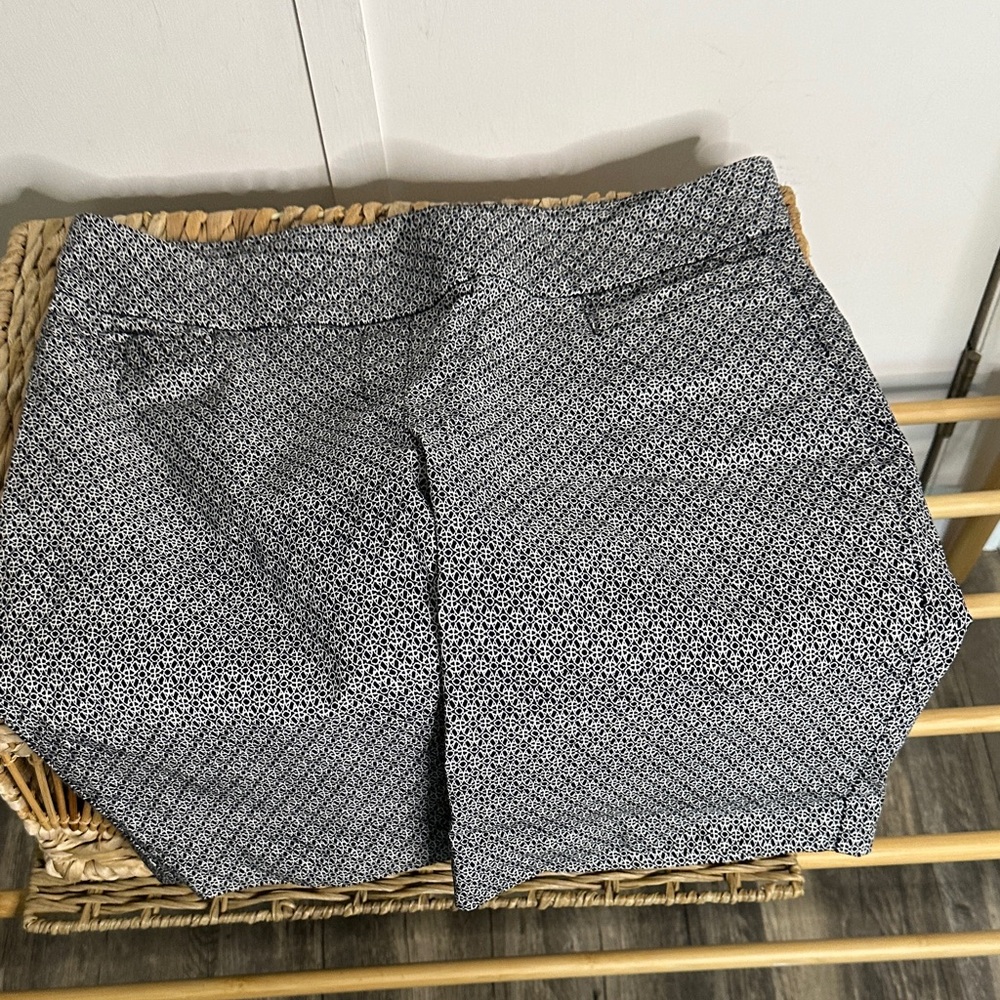 Dana Buchanan Stylish Women's‎ Black and White Patterned Shorts size large